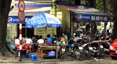 Việc phân biệt bia thật, bia giả trên thị trường bia hơi giờ đây không dễ.