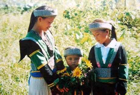 Trẻ em bản Mông hôm nay.