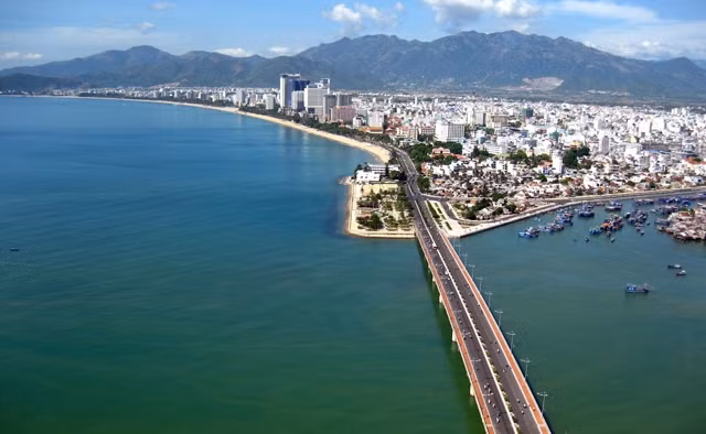 Dòng sông Cái trong lòng TP Nha Trang.        Ảnh: ÚT VÂN