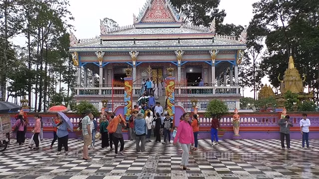 Du khách tham quan chùa Chén Kiểu, xã Đại Tâm, huyện Mỹ Xuyên, tỉnh Sóc Trăng.