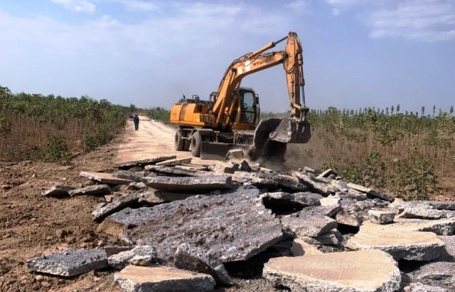 Lực lượng chức năng tháo dỡ công trình vi phạm tại thửa đất số 30.