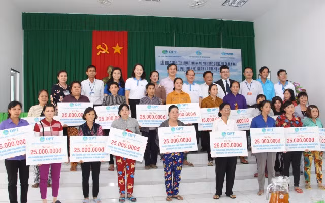 Trao vốn vay xoay vòng cho phụ nữ khó khăn ở xã Thạnh Xuân