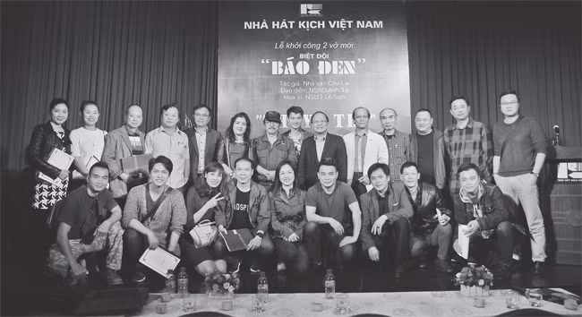 Nhà văn Chu Lai và các nghệ sĩ Nhà hát Kịch Việt Nam tại lễ khởi dựng vở Biệt đội Báo đen.