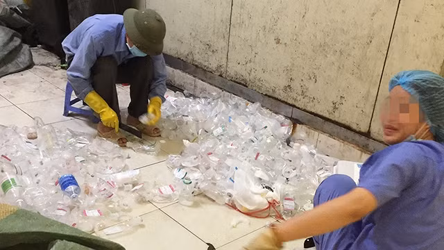 Người lao động làm công việc phân tách rác thải y tế. Công việc đối mặt với nhiều nguy hiểm do tiếp cận với hóa chất, rác thải y tế.