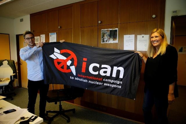 Giám đốc Điều hành ICAN Beatrice Fihn và điều phối viên Daniel Hogsta vui mừng nhận được quyết định từ Ủy ban Giải thưởng Nobel. (Ảnh: Reuters)