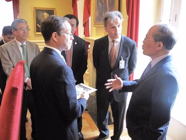 Chủ tịch QH Nguyễn Sinh Hùng nói chuyện với TS Sử học Nathaniel Sheidley.