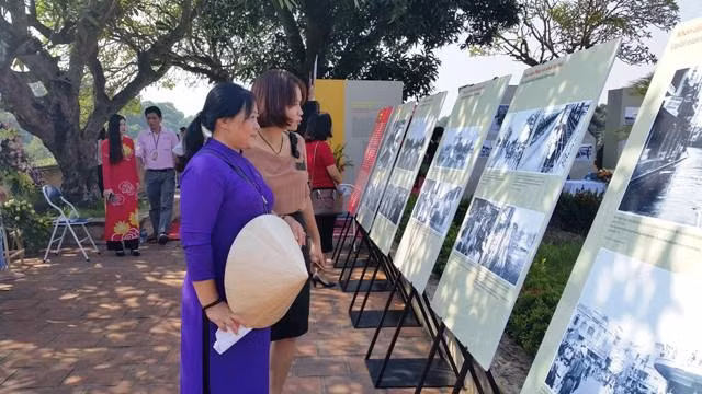 Khách tham quan đến với triển lãm.