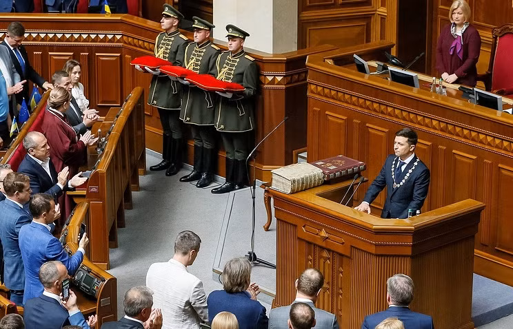 Ông Zelensky tuyên thệ nhậm chức trước Quốc hội Ukraine. (Ảnh: Reuters)