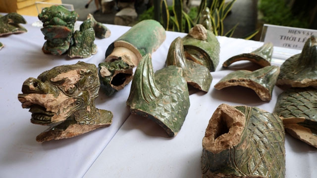 Những mảnh “ngói rồng” được tìm thấy ở hố khai quật.