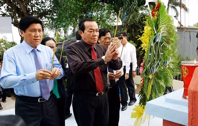 Cán bộ, lãnh đạo tỉnh Cà Mau thắp hương tại đài tưởng niệm đồng bào tử nạn trong cơn bão Linda đặt tại miền biển Khánh Hội.
