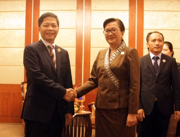 Bộ trưởng Bộ Công Thương Trần Tuấn Anh (trái) gặp Bộ trưởng Bộ Công Thương Lào Khểm-mạ-ni Phôn-xể-na.