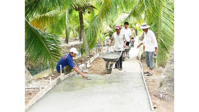 Người dân xã Phú Long, huyện Bình Đại (Bến Tre) tham gia làm đường giao thông nông thôn. Ảnh: HỮU HIỆP