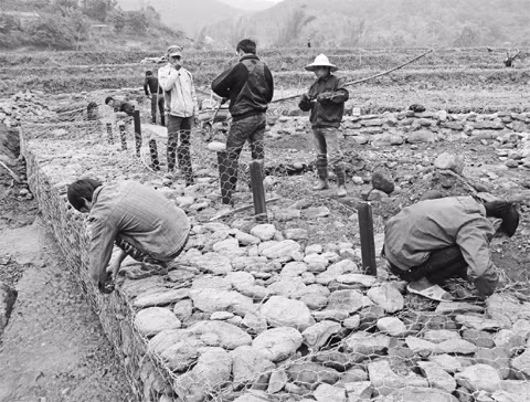 Công nhân Xí nghiệp khai thác công trình thủy lợi Cao Lộc thi công, sửa chữa một số hạng mục công trình hồ chứa nước Ba Sơn, huyện Cao Lộc (Lạng Sơn).