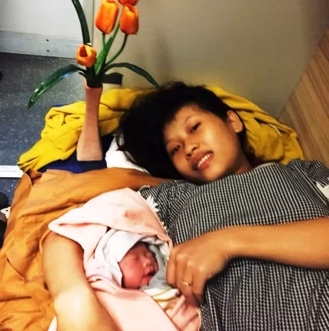 Chị Nguyễn Thị Anh sinh hạ bé gái 3 kg "mẹ tròn con vuông" trên tàu.
