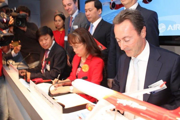 Tổng Giám đốc Vietjet Nguyễn Thị Phương Thảo và Tổng Giám đốc Airbus Fabrice Brégier ký hợp đồng mua thêm sáu máy bay A321.