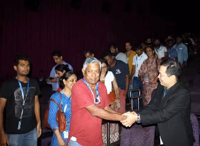 Khán giả tại Ấn Độ bày tỏ sự xúc động với phim "Cha cõng con". 