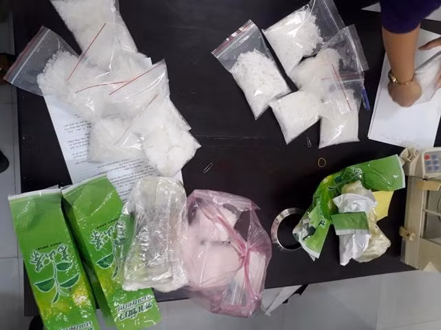 Ma túy đá của các đối tượng vận chuyển bị bắt.