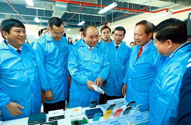Thủ tướng Nguyễn Xuân Phúc thăm khu sản xuất của Công ty cổ phần Công nghệ công nghiệp Bưu chính viễn thông Việt Nam (VNPT Technology) tại Khu công nghệ cao Hòa Lạc. Ảnh: THỐNG NHẤT (TTXVN)