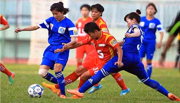 Mặc dù ghi được hai bàn thắng vào lưới TKS.VN (áo xanh), nhưng các cô gái Tao Đàn (áo đỏ) vẫn không thể có được chiến thắng. (ảnh: BTC cung cấp)