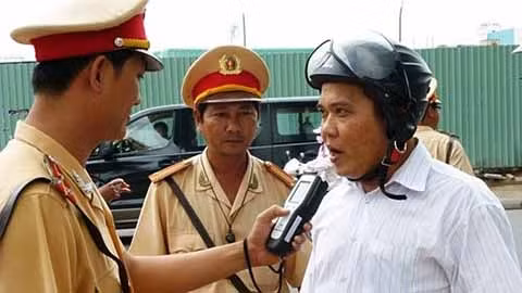 Kiểm tra nồng độ cồn trên lái xe. (ảnh minh họa)