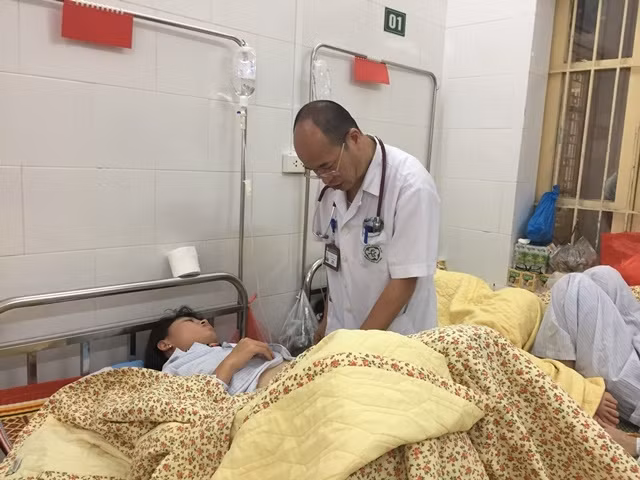 TS.BS Đỗ Duy Cường khám cho sản phụ làm IVF mắc sốt xuất huyết. 