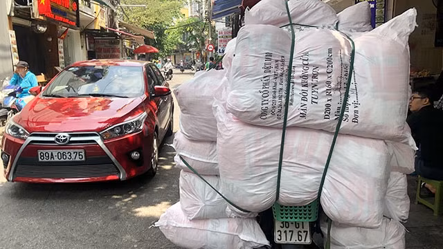 Chở hàng cồng kềnh gây ùn tắc giao thông.