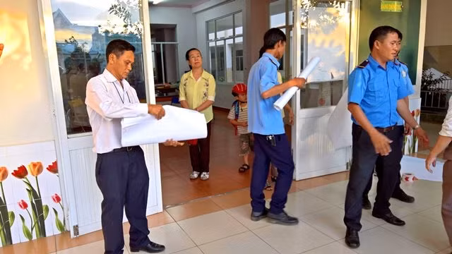 Nhóm người mặc đồng phục bảo vệ xông vào trường dán niêm phong, xô xát với giáo viên, nhân viên gây náo loạn trong trường.