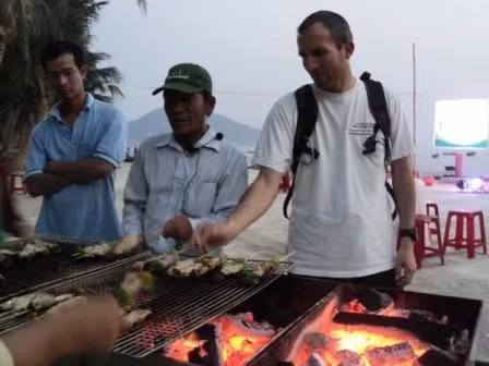 Du khách thích thú cùng làm đồ ăn với người dân.