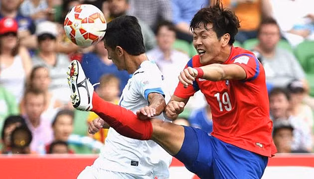Hàn Quốc (áo đỏ) đã trở thành đội bóng đầu tiên lọt vào bán kết Cúp châu Á 2015. (ảnh: Asian Cup 2015).