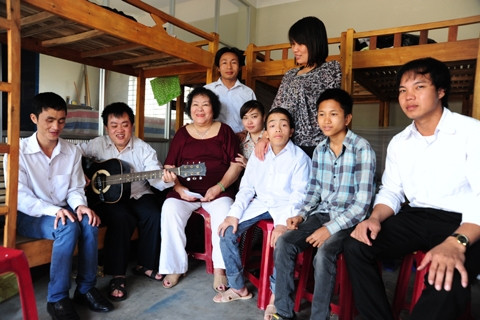 Nghệ sĩ Nhân dân Trương Tường Vy với các thành viên Ðội văn nghệ lưu động "Những trái tim không tật nguyền".