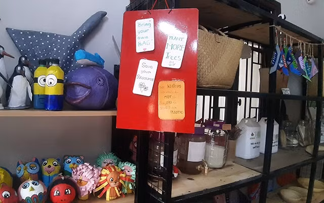 Trong 25 m2 nhỏ bé ấy, có tất cả những vật dụng cần thiết được chế tạo thân thiện với môi trường.