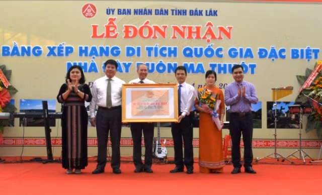 Lãnh đạo Sở Văn hóa, Thể thao và Du lịch tỉnh Đác Lắc đón nhận “Bằng xếp hạng Di tích quốc gia đặc biệt Nhà đày Buôn Ma Thuột”.