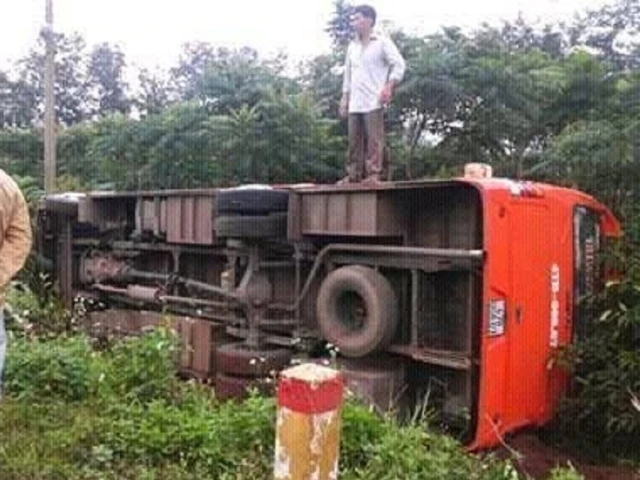 Xe khách biển kiểm soát 47B 008.67 của nhà xe Thanh Nhàn bị lật nghiêng, văng vào rẫy cà phê của người dân ven đường.