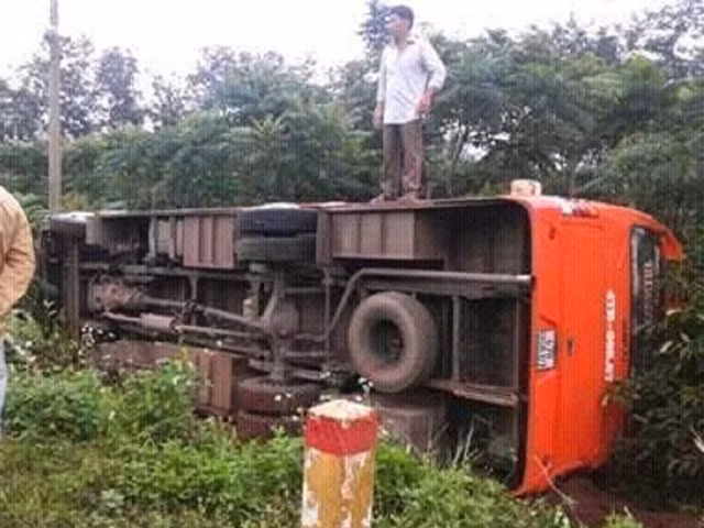 Xe khách biển kiểm soát 47B 008.67 của nhà xe Thanh Nhàn bị lật nghiêng, văng vào rẫy cà phê của người dân ven đường.