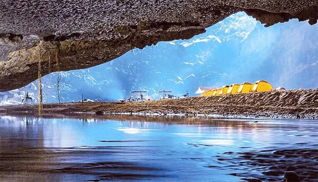 Cắm trại trong hang Én tại Vườn quốc gia Phong Nha - Kẻ Bàng. Ảnh: MAI THÀNH CHƯƠNG