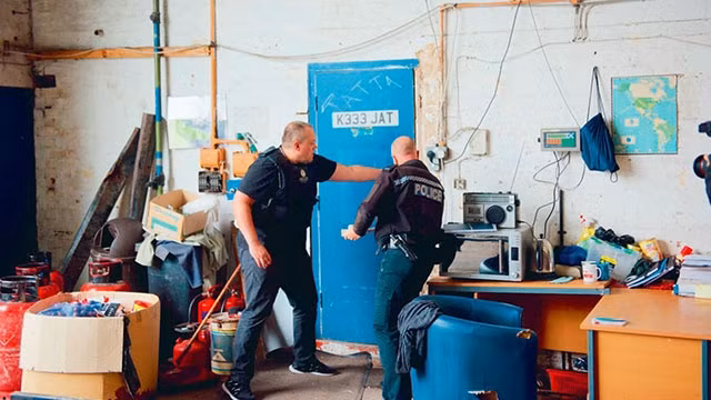 Cảnh sát Anh đột kích địa điểm bọn buôn người nuôi nhốt các công nhân. Ảnh: YAHOO NEWS