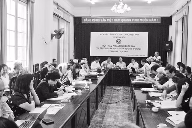 Các đại biểu tham dự hội thảo "Khoa học quốc gia thị trường văn học và văn học thị trường: Lý luận và thực tiễn".