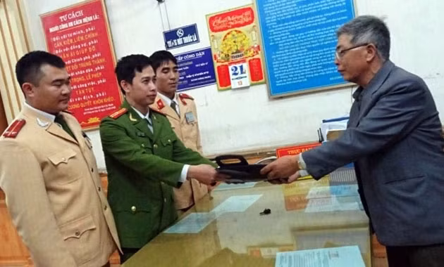 Cảnh sát giao thông trả lại tài sản 30 triệu đồng cho người dân đánh rơi