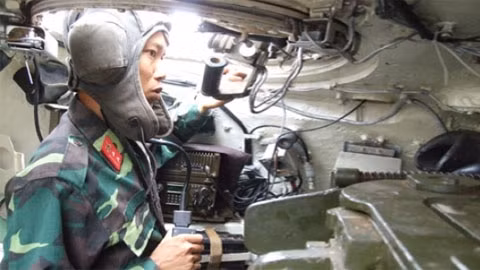 Thử nghiệm máy VRU812/B trên xe tăng T54.