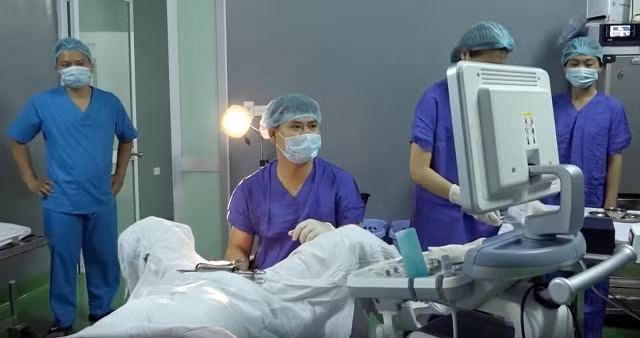 BS Phạm Văn Hưởng, Trưởng khoa Khám bệnh thực hiện chọc hút trứng cho bệnh nhân để TTTON.