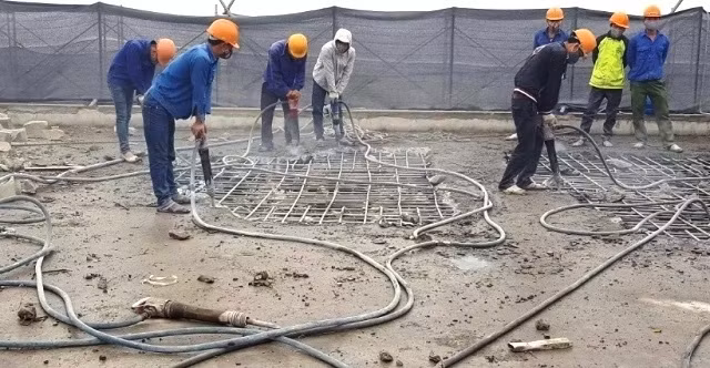 Việc phá dỡ giai đoạn hai tại công trình 8B Lê Trực đang bị ngừng lại vì đơn vị phụ trách chưa đưa ra phương án phá dỡ.