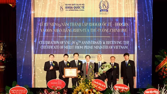 Khoa Quốc tế kỷ niệm 15 năm thành lập và đón nhận Bằng khen của Thủ tướng Chính phủ.