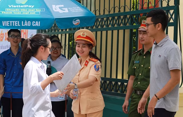 Các thí sinh được phát nước miễn phí trước khi vào trường thi (Ảnh: Quốc Hồng).