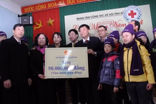 Đồng chí Nguyễn Thị Kim Ngân cùng lãnh đạo tỉnh Bắc Giang tặng quà tại Trung tâm Bảo trợ xã hội tỉnh Bắc Giang.