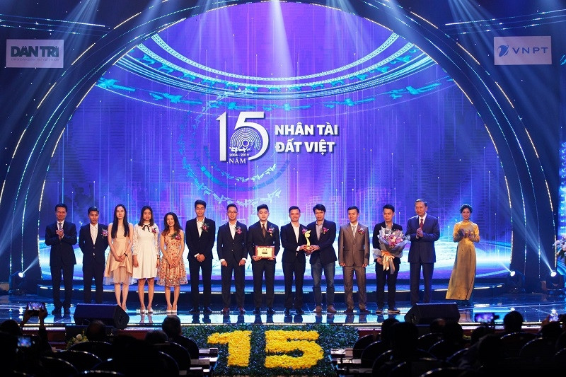 Bộ trưởng Công an Tô Lâm cùng Bộ trưởng Thông tin và Truyền thông Nguyễn Mạnh Hùng trao giải Nhất cho nhóm tác giả.