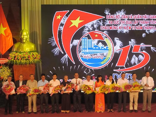 Tặng Bằng khen cho các cá nhân.