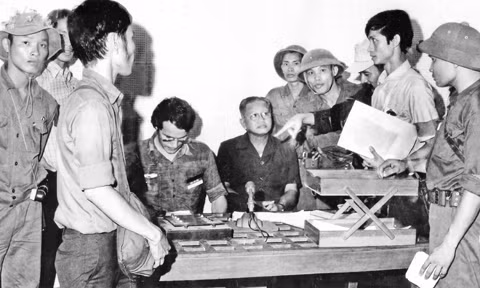 Dương Văn Minh (người ngồi bên phải) chuẩn bị đọc lời tuyên bố đầu hàng tại Đài Phát thanh Sài Gòn. Ảnh | KỲ NHÂN.