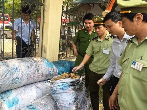 Lực lượng chức năng phát hiện thực phẩm bẩn chứa trong bao tải.