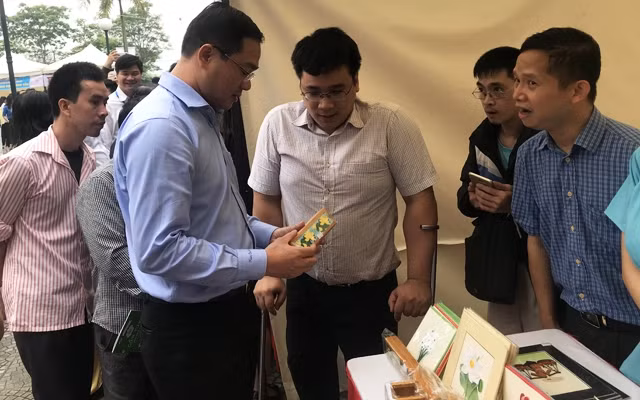 Các đại biểu tham quan gian hang của người khuyết tật.