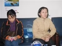 Chị Hiền, chị Phương (từ trái sang)
kể lại sự việc.